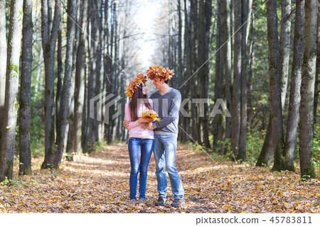 Young couple in autumn Park. 45783811