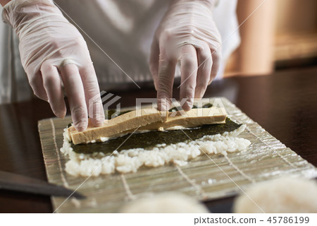 Process of preparing rolling sushi 45786199