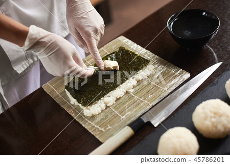 Process of preparing rolling sushi 45786201