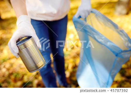 Volunteer picking up the garbage . Volunteer picking up the garbage . 45787392