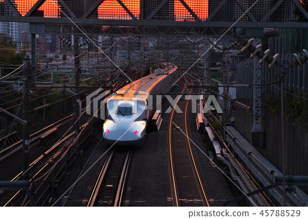 新幹線在黃昏中運行 新幹線在黃昏中運行 45788529