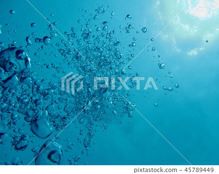 美麗的慶良間群島水下冒出的氣泡 美麗的慶良間群島水下冒出的氣泡 45789449