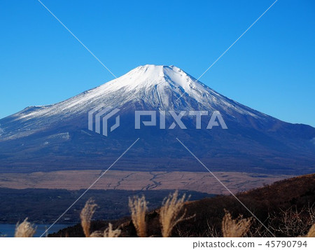 深秋的富士山2在藍天中閃耀 深秋的富士山2在藍天中閃耀 45790794