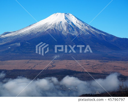 Mt. Fuji in late autumn shines in the blue sky 5 Mt. Fuji in late autumn shines in the blue sky 5 45790797