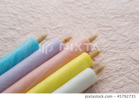 日本蠟燭5種顏色緋紅色日本紙背景 45792735