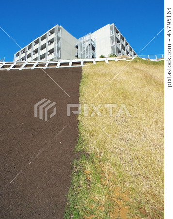 陡坡建設和植被基地噴灑工作已經完成 陡坡建設和植被基地噴灑工作已經完成 45795163