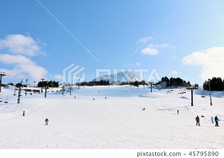 冬天藍天和滑雪區域 45795890