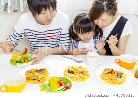 A mother who persuades a little girl who does not eat a meal. Anorexia, likes and dislikes, food education, educational image A mother who persuades a little girl who does not eat a meal. Anorexia, likes and dislikes, food education, educational image 45796333