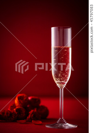 Arrangement of champagne and rose flower 45797083