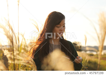 走在草的領域的婦女 45797199
