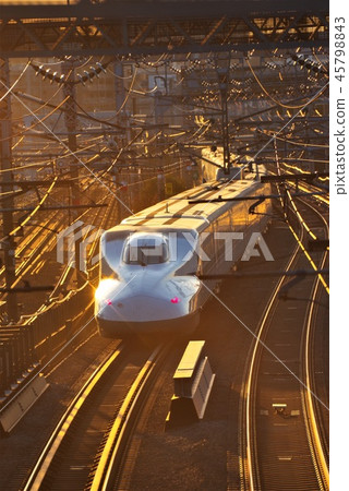 Shinkansen在夕陽下運行 Shinkansen在夕陽下運行 45798843