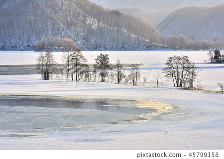 冬天湖Akimoto湖的早晨煥發 45799158