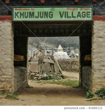 Arriving inKhumjung. 45800112