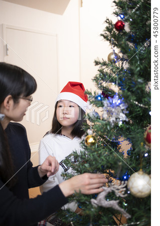 Families who decorate Christmas trees 45800779