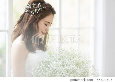 Women in a wedding dress 45802507