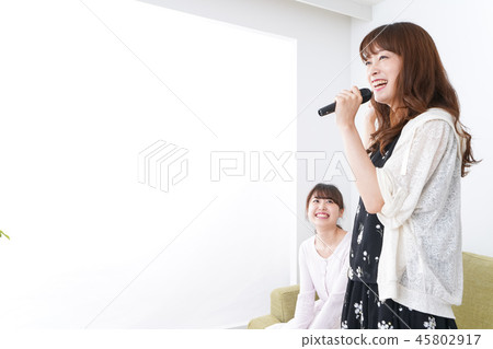 一個女人享受卡拉OK 45802917