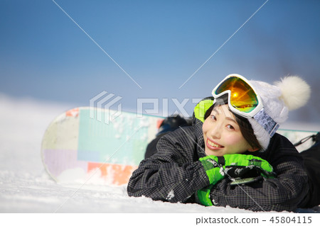 一個女人滑雪 45804115