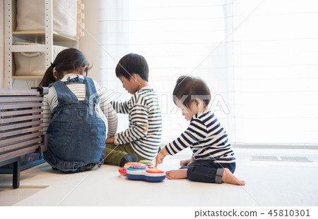 孩子們在客廳裡玩 45810301