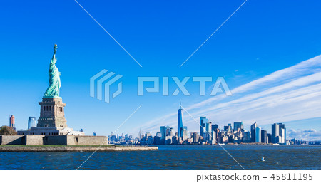 New York The Statue of Liberty and the Manhattan skyscraper 45811195