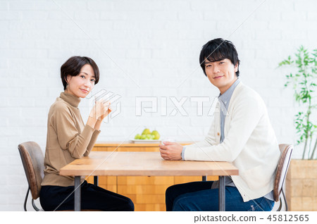 一對年輕夫婦 一對年輕夫婦 45812565