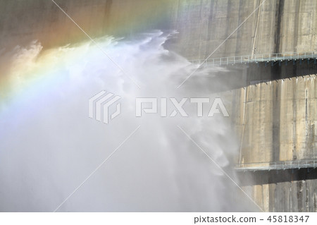 黑部水壩旅游水溢出和彩虹 45818347