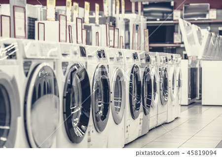 washing mashines in appliance store 45819094