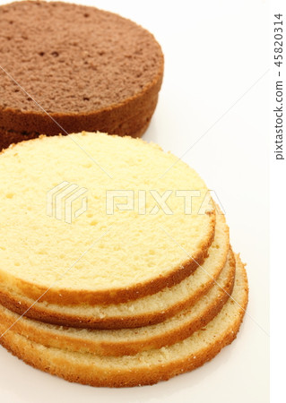 sponge cake 45820314