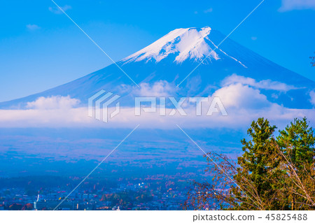 Beautiful landscape of mountain fuji around maple leaf tree in autumn season Beautiful landscape of mountain fuji around maple leaf tree in autumn season 45825488