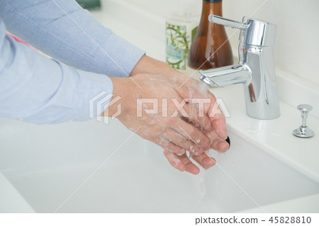 Men's hands washing hands cold prevention flu prevention 45828810