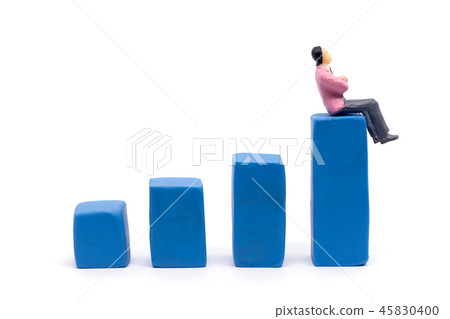 Miniature businessman and graph 45830400