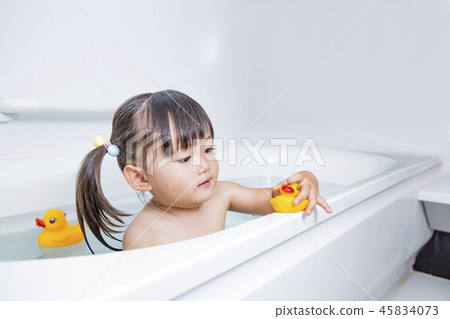 一個小女孩洗澡。兒童保育,成長,獨立,沐浴,衛生,清潔形象 一個小女孩洗澡。兒童保育,成長,獨立,沐浴,衛生,清潔形象 45834073