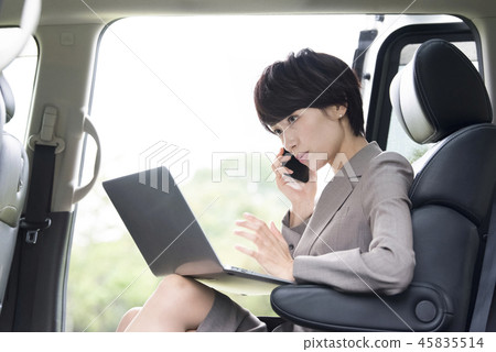 在一輛車工作的女人 在一輛車工作的女人 45835514