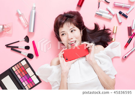 woman smile and hold phone 45836595