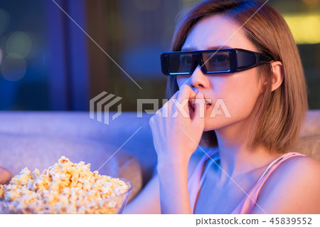 woman watch 3d horror movies 45839552