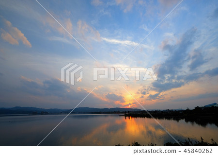 多哥池塘的暮色 多哥池塘的暮色 45840262