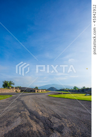 Teotihuacan remains 45842912