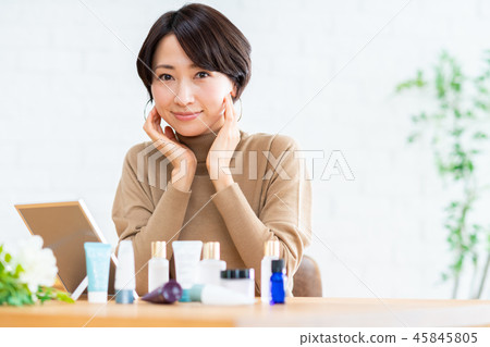 Middle women 45845805