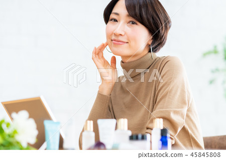 Middle women Middle women 45845808