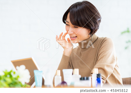 Middle women 45845812