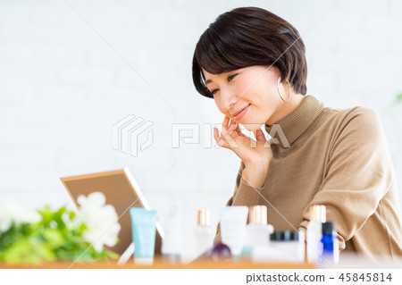 Middle women 45845814