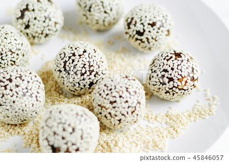 Bowl with delicious energy balls 45846057