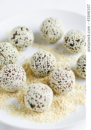 Bowl with delicious energy balls 45846107