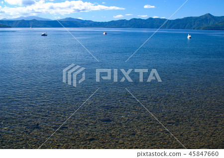 Lake Shikotsu with excellent transparency 45847660