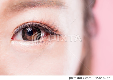 woman with circle contact lenses 45848256
