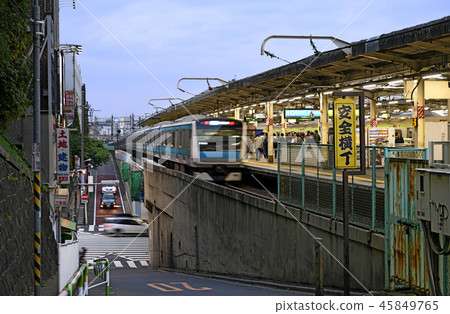 日本的東京都市風景我想從Suwadai-dori看到西日暮里站的家 日本的東京都市風景我想從Suwadai-dori看到西日暮里站的家 45849765