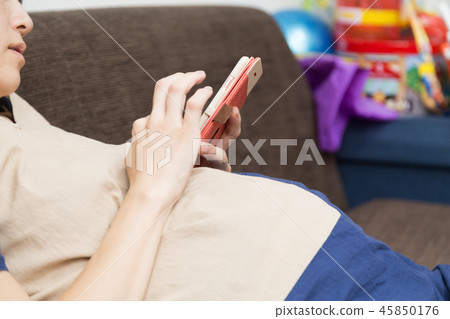 Pregnant woman smartphone 45850176