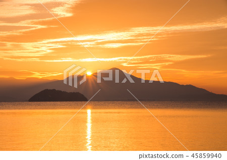 琵琶湖的日出_ Ibukisan和Takefushima 琵琶湖的日出_ Ibukisan和Takefushima 45859940