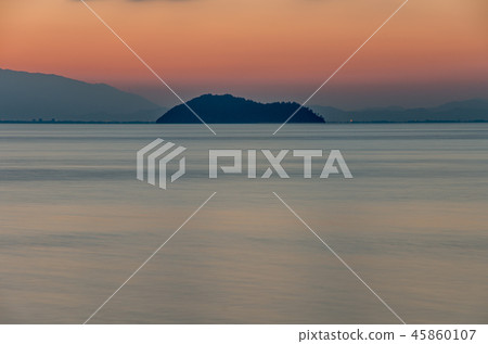 琵琶湖的日出_ Ibukisan和Takefushima 45860107
