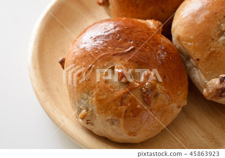 Walnut roll 45863923