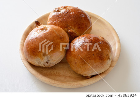 Walnut roll 45863924